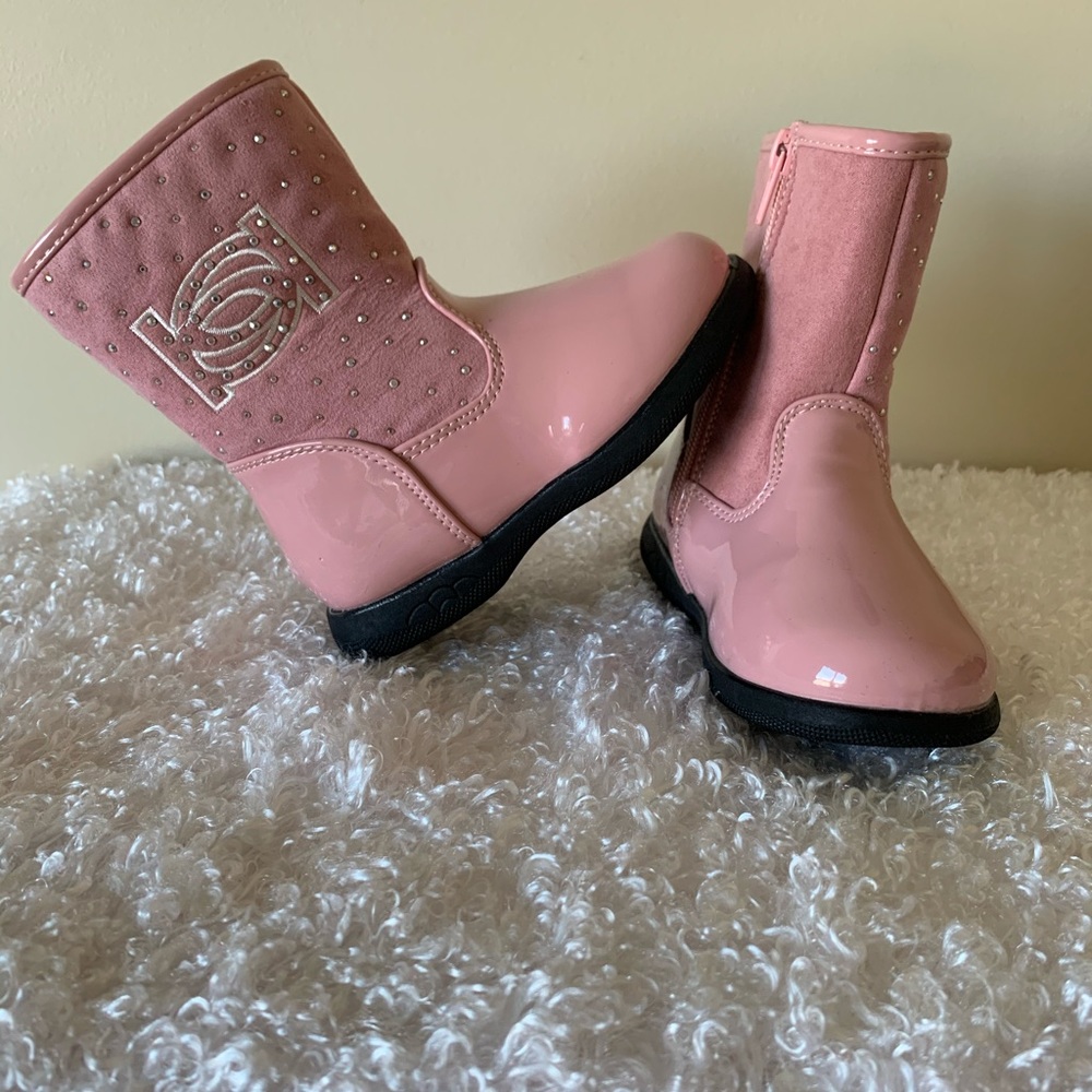 Girls pink boots!